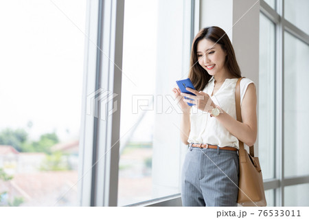 businesswoman use smart phone businesswoman use smart phone 76533011