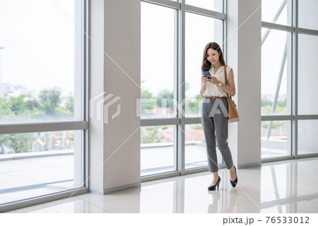businesswoman use smart phone businesswoman use smart phone 76533012