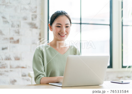 おうちでパソコンする20代女性 76533584