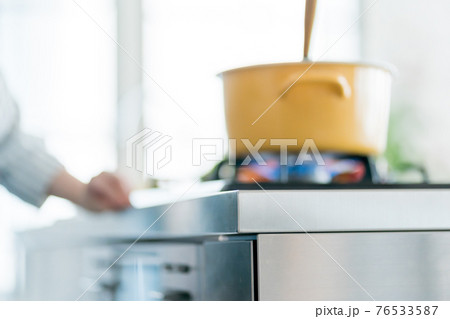 鍋を火にかける 76533587