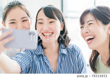 3人で自撮り 3人で自撮り 76533653