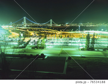 兵庫県　淡路市　高速道路の淡路SAと明石海峡大橋夜景 76534188