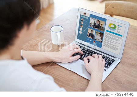 テレワークでオンラインミーティングをするアジア人男性 76534440