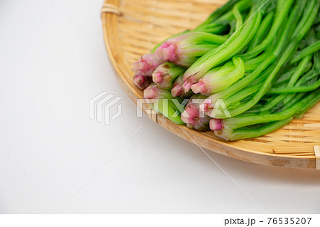 ザルに乗せた茹でたほうれん草　根が赤い栄養豊かな野菜 76535207