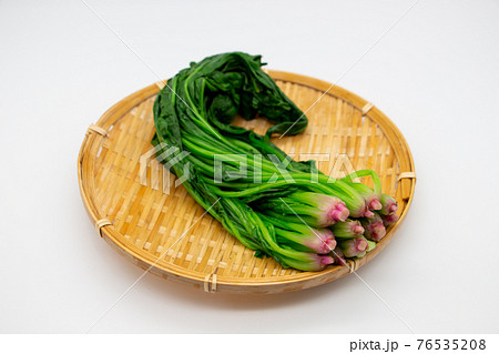 ザルに乗せた茹でたほうれん草　根が赤い栄養豊かな野菜 76535208