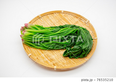 ザルに乗せた茹でたほうれん草　根が赤い栄養豊かな野菜 76535210