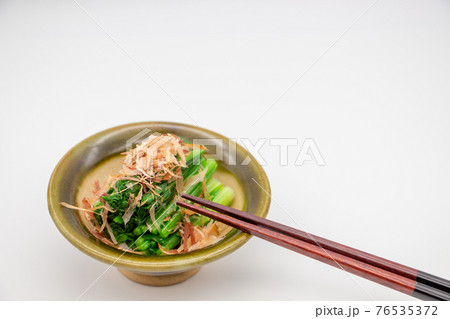 小鉢に提供されたほうれん草のお浸し 76535372