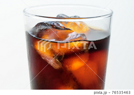 大きめの氷が入ったアイスコーヒーのアップ 76535463
