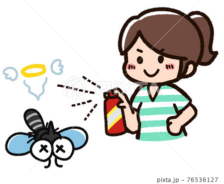 殺虫剤を使う女性 蚊 殺虫剤を使う女性 蚊 76536127