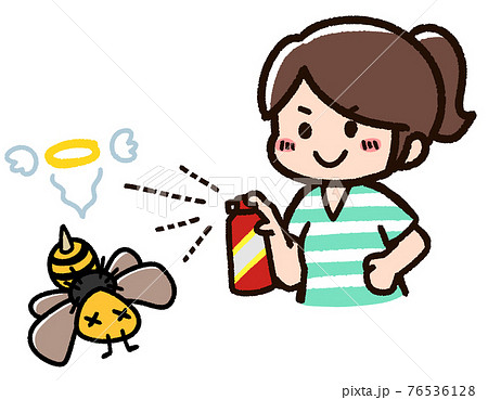 殺虫剤を使う女性　蜂 76536128