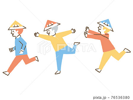 紙の兜をかぶって走る子どもたち02 76536380