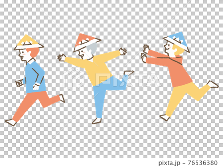 紙の兜をかぶって走る子どもたち02 76536380