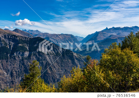 Landscape view of the mountains around Le Bourg d'Oisans in France 76536546