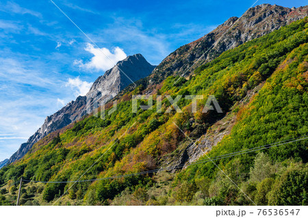 Landscape view of the mountains around Le Bourg d'Oisans in France 76536547