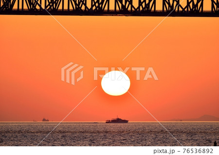 明石海峡大橋の夕焼け 76536892