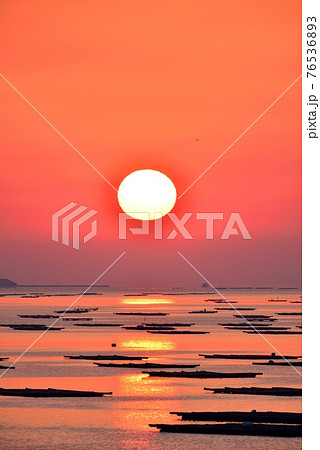 虫明追門の朝日 76536893