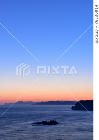 日和山海岸の朝日 76536914