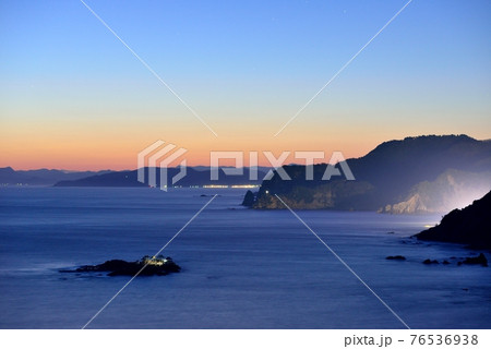 日和山海岸の朝日 76536938