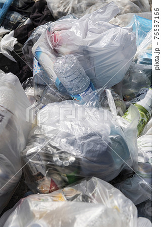 ペットボトルや缶のゴミ 76537166