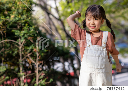 子供 公園 少女 76537412