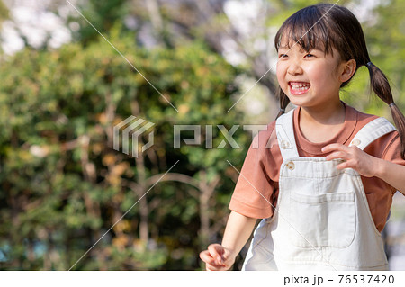 子供 少女 娘 76537420