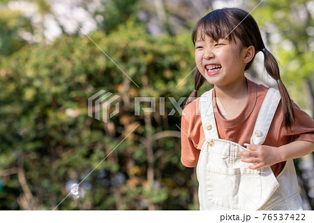 子供 公園 少女 76537422