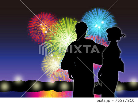 浴衣イラスト　シルエットのカップル11　花火大会　海辺の打ち上げ花火 76537810