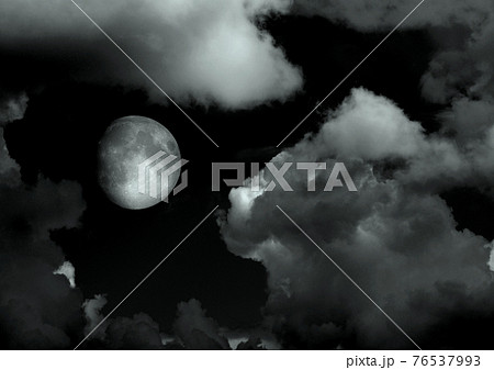 The moon in the night sky The moon in the night sky 76537993