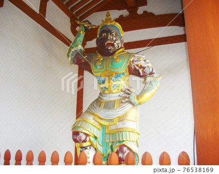 奈良県　世界遺産　薬師寺の中門の二天王像 76538169