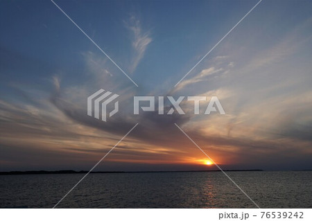 4月 茨城県霞ヶ浦に夕焼ゖ雲の広がる風景 4月 茨城県霞ヶ浦に夕焼ゖ雲の広がる風景 76539242