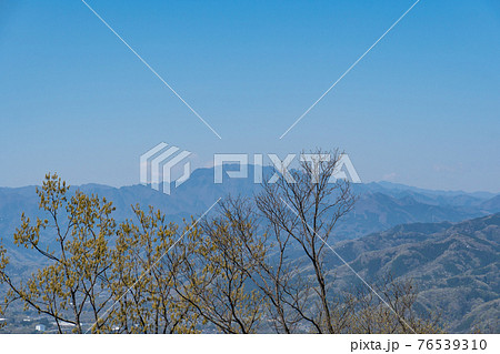 美の山の見晴らし園地から見た両神山 美の山の見晴らし園地から見た両神山 76539310