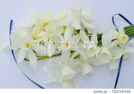 クリーム色のしずく水仙の花束　 76539346