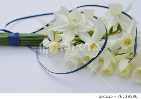 クリーム色のしずく水仙の花束　　 76539586