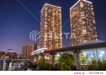 《東京都》タワーマンションと東京モノレールの夜景 《東京都》タワーマンションと東京モノレールの夜景 76539616