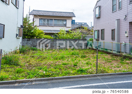 更地のある住宅街風景 76540586