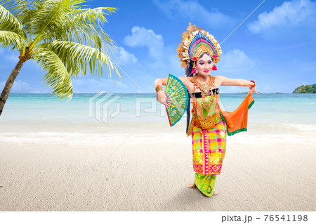 Asian woman dancing Balinese traditional dance (Kembang Girang dance) 76541198