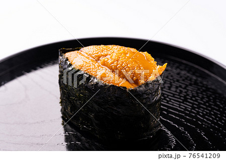 うに軍艦 白背景 うに軍艦 白背景 76541209