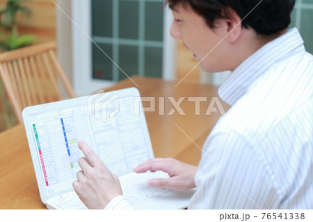 パソコンで確定申告をする個人事業主の男性 パソコンで確定申告をする個人事業主の男性 76541338