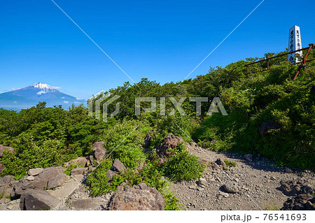 金時山の山頂下から西側の富士山方面眺望 金時山の山頂下から西側の富士山方面眺望 76541693