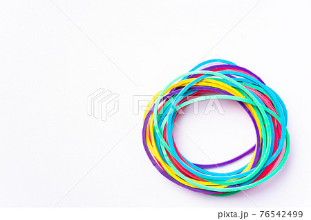 カラフルな輪ゴム 76542499