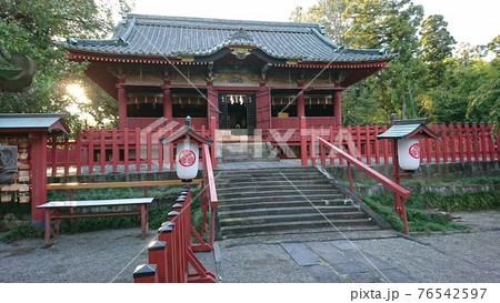 夕暮れの世良田東照宮（拝殿） 76542597