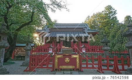 夕暮れの世良田東照宮（拝殿） 76542598