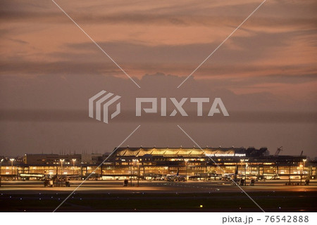 羽田空港第1ターミナルから眺める夕暮れの第3ターミナル 羽田空港第1ターミナルから眺める夕暮れの第3ターミナル 76542888