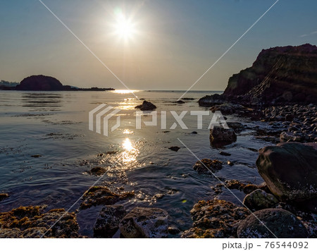 陽の光が反射する海面のある風景 76544092