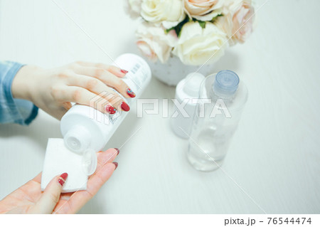 スキンケアをする女性の手 76544474