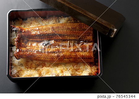 お重の中の熱々鰻の蒲焼きを黒背景で撮影(俯瞰) お重の中の熱々鰻の蒲焼きを黒背景で撮影(俯瞰) 76545344