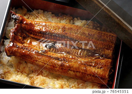 お重の中の熱々鰻の蒲焼きを黒背景で撮影(俯瞰) お重の中の熱々鰻の蒲焼きを黒背景で撮影(俯瞰) 76545351