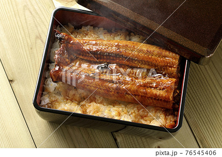 お重の中の熱々鰻の蒲焼き（俯瞰） 76545406