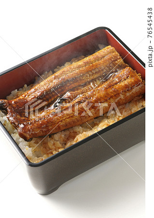 熱々の鰻の蒲焼き重を白背景で撮影 熱々の鰻の蒲焼き重を白背景で撮影 76545438