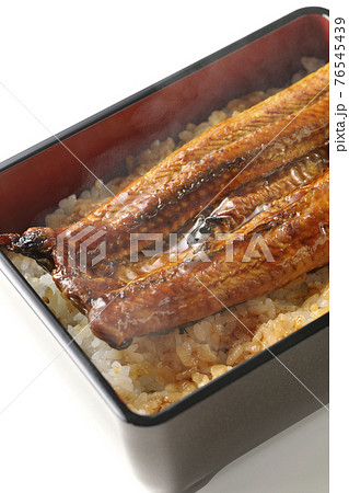 熱々の鰻の蒲焼き重を白背景で撮影 熱々の鰻の蒲焼き重を白背景で撮影 76545439